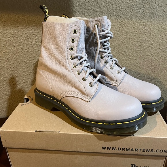 Brand new Dr. Martens 1460 Pascal vintage taupe US 8 - Picture 2 of 5